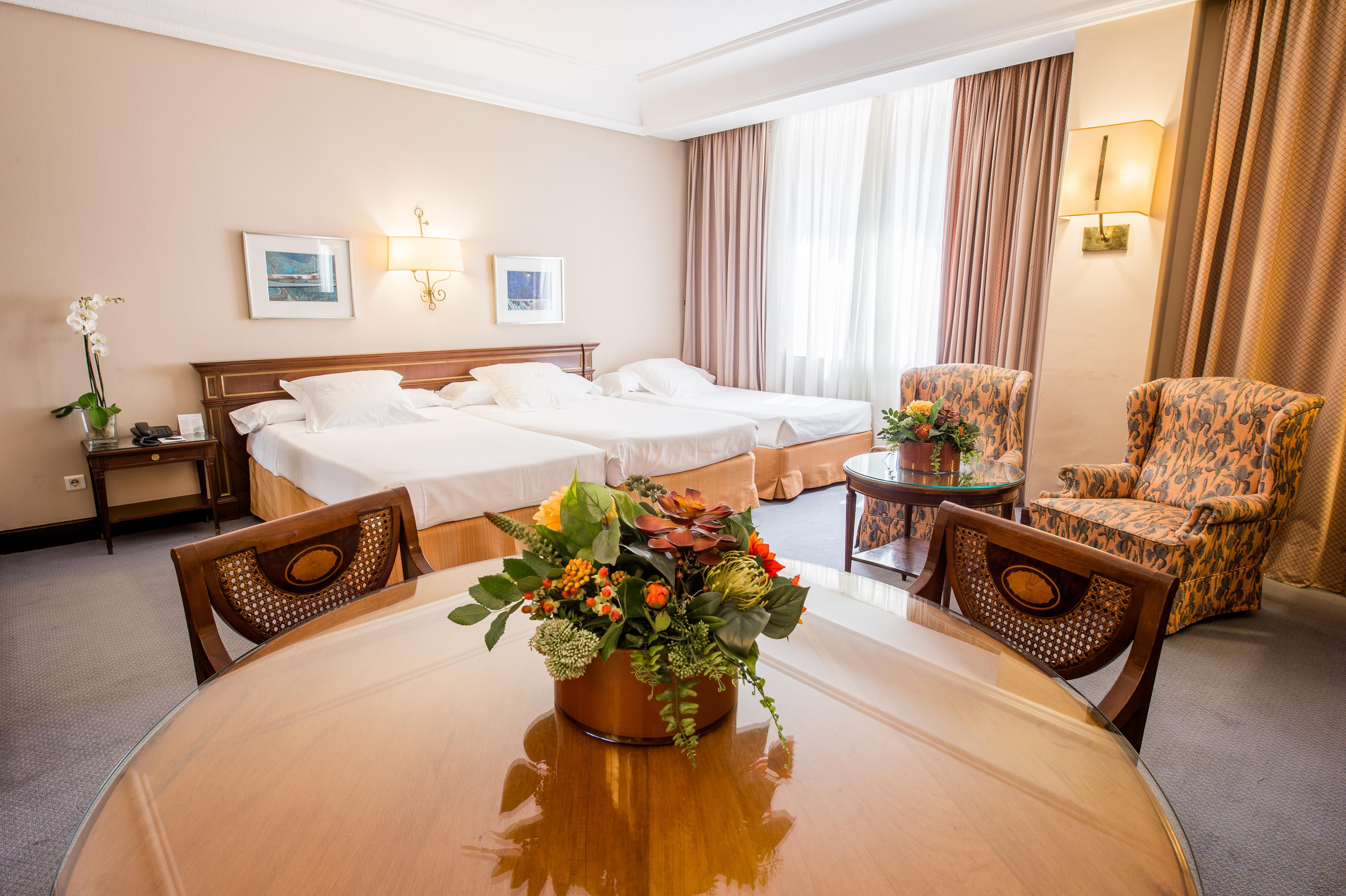 Hotel Miguel Angel Мадрид Экстерьер фото A room at the hotel