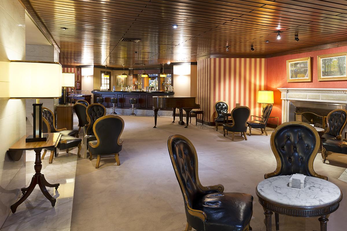 Hotel Miguel Angel Мадрид Экстерьер фото The lounge at the airport