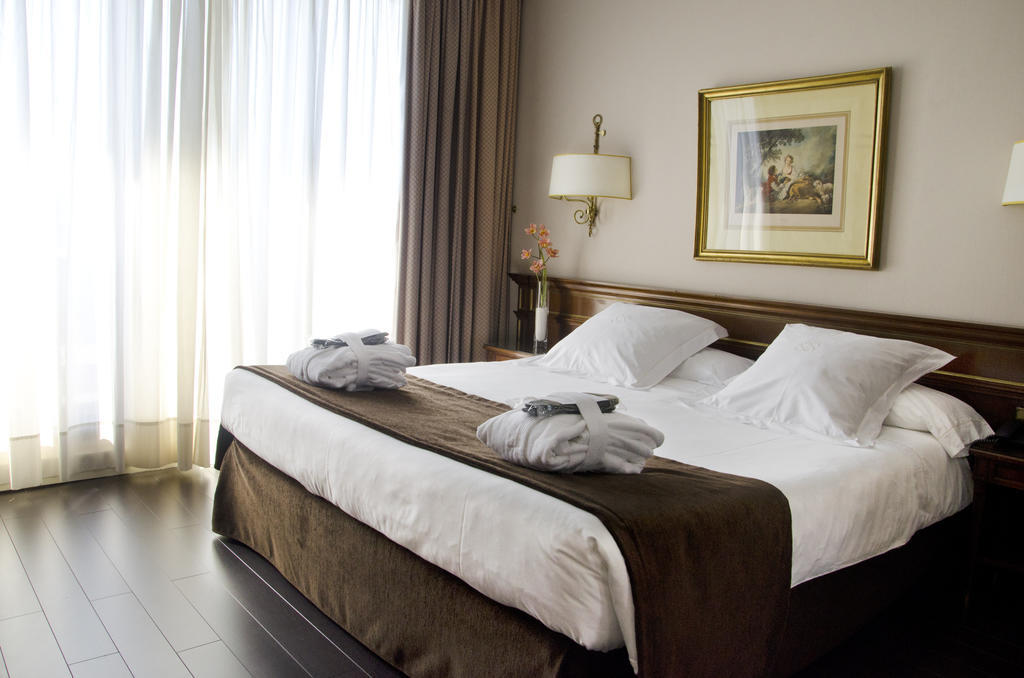 Hotel Miguel Angel Мадрид Экстерьер фото A bedroom in a hotel