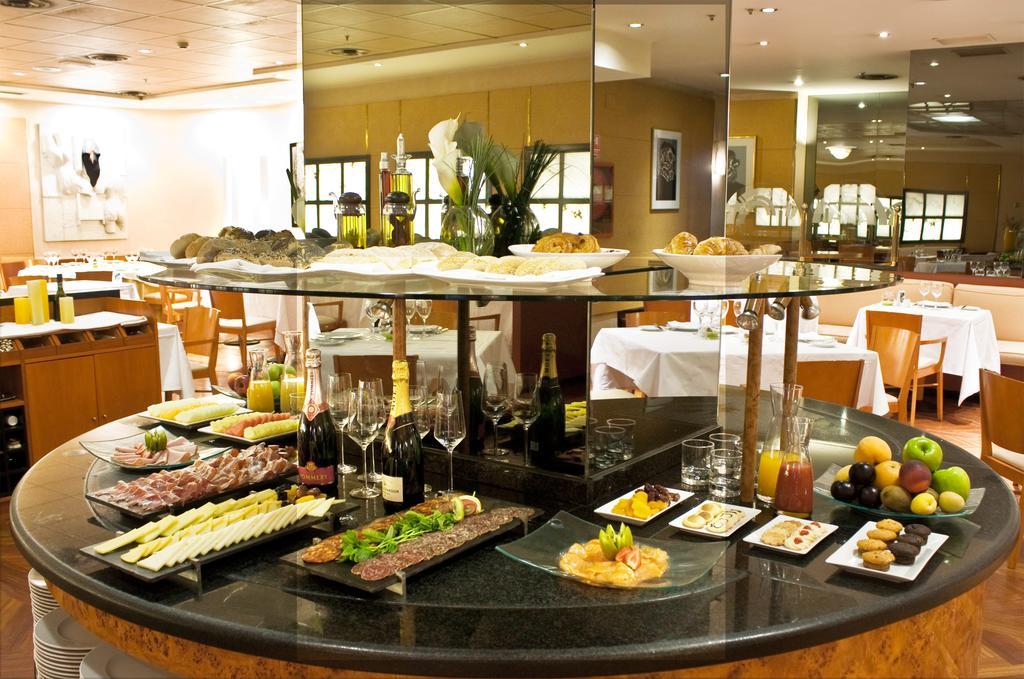 Hotel Miguel Angel Мадрид Экстерьер фото A buffet at a hotel