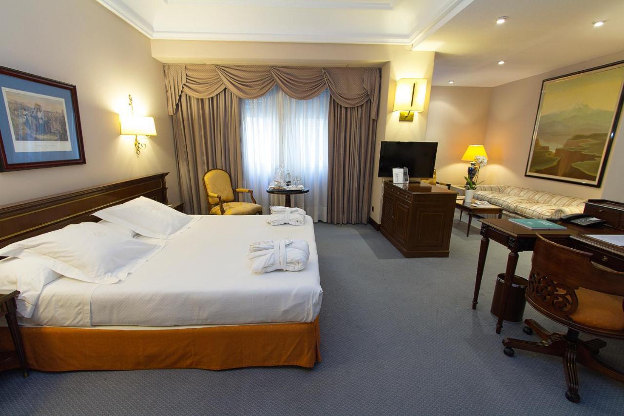 Hotel Miguel Angel Мадрид Экстерьер фото A room at the hotel