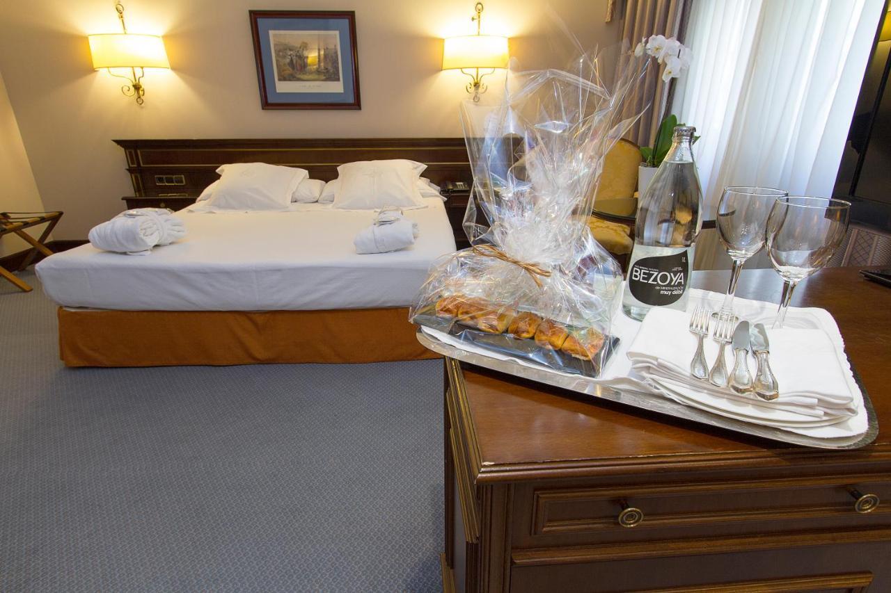 Hotel Miguel Angel Мадрид Экстерьер фото A room at the hotel