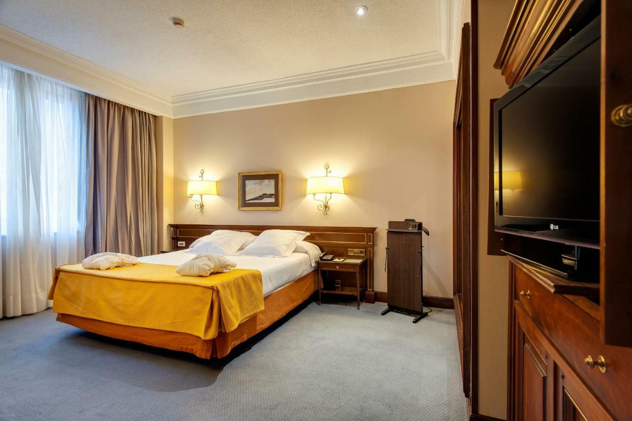 Hotel Miguel Angel Мадрид Экстерьер фото A room at the hotel