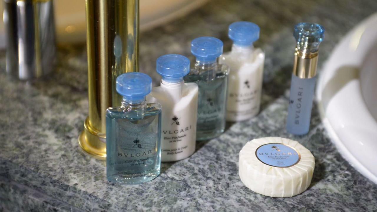 Hotel Miguel Angel Мадрид Экстерьер фото A selection of toiletries