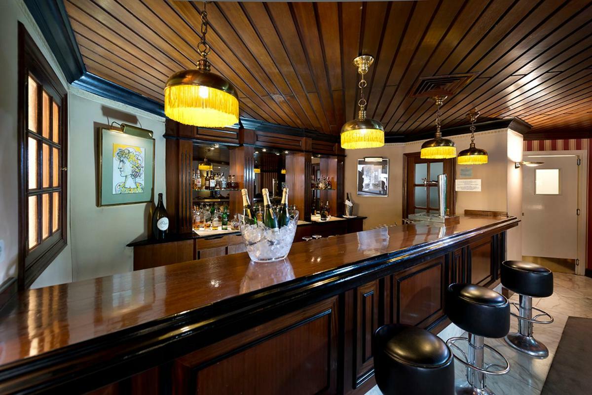 Hotel Miguel Angel Мадрид Экстерьер фото The bar at the 1905