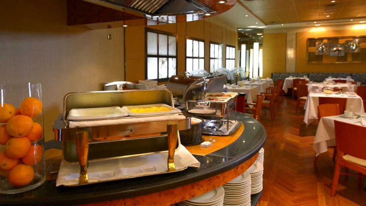 Hotel Miguel Angel Мадрид Экстерьер фото A buffet at a restaurant