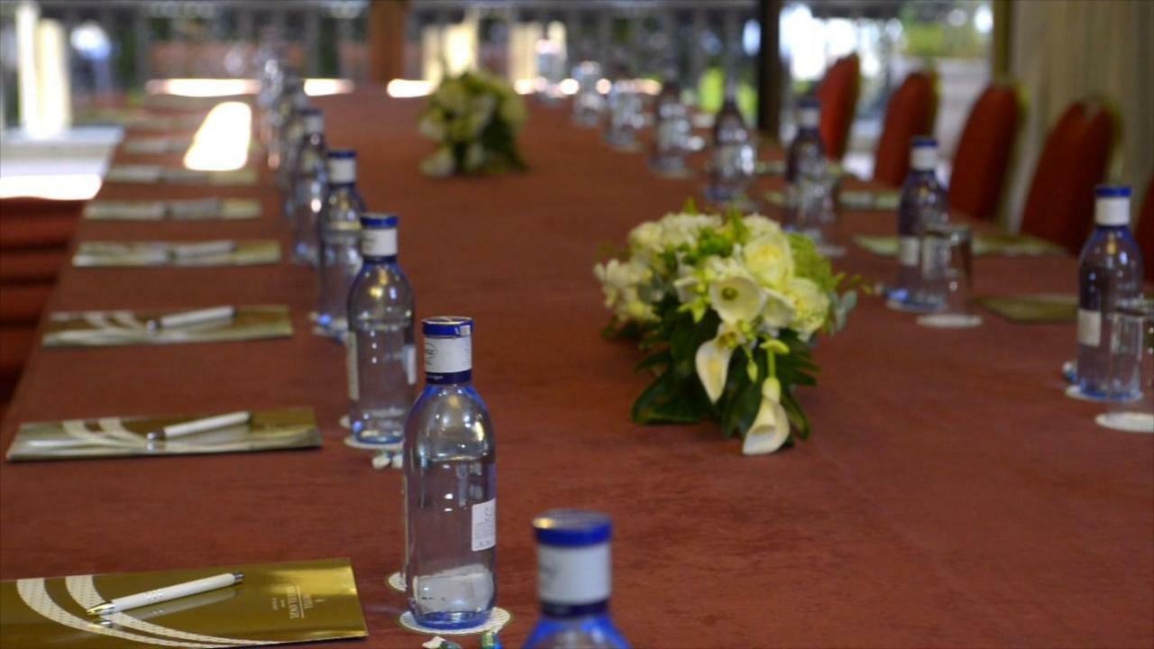 Hotel Miguel Angel Мадрид Экстерьер фото A table at a conference
