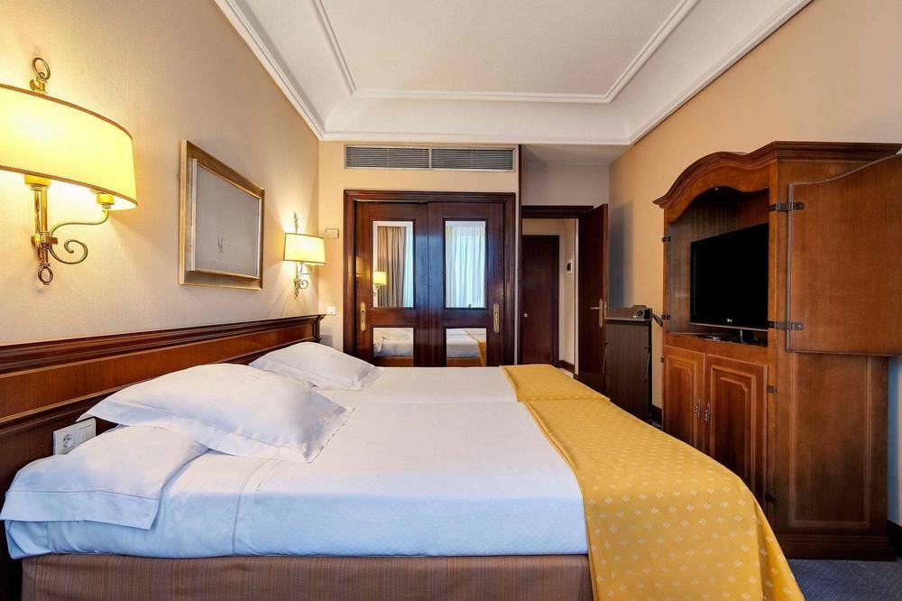 Hotel Miguel Angel Мадрид Экстерьер фото A room at the hotel