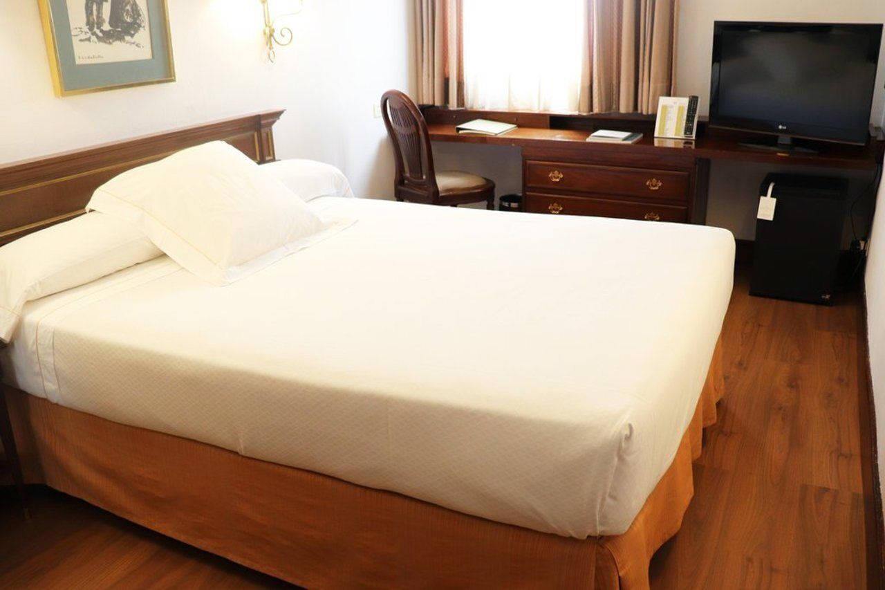 Hotel Miguel Angel Мадрид Экстерьер фото A hotel room